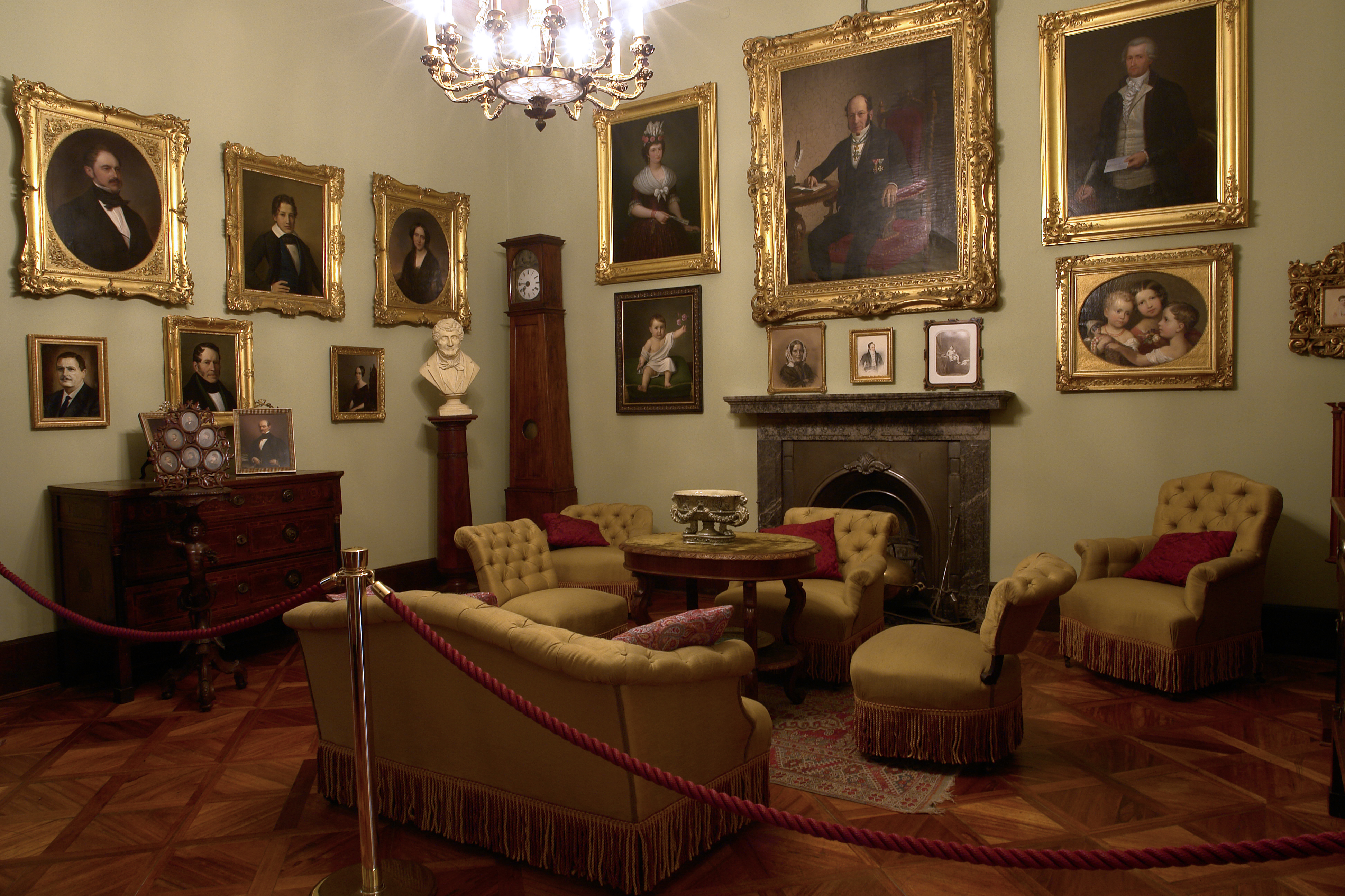 Mobili sala da pranzo: furniture dining rooms. ferro mobili in ...